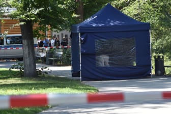 Der Tatort in einem Park in Berlin: Beamte der Spurensicherung sichern in einem Faltpavillon Spuren.
