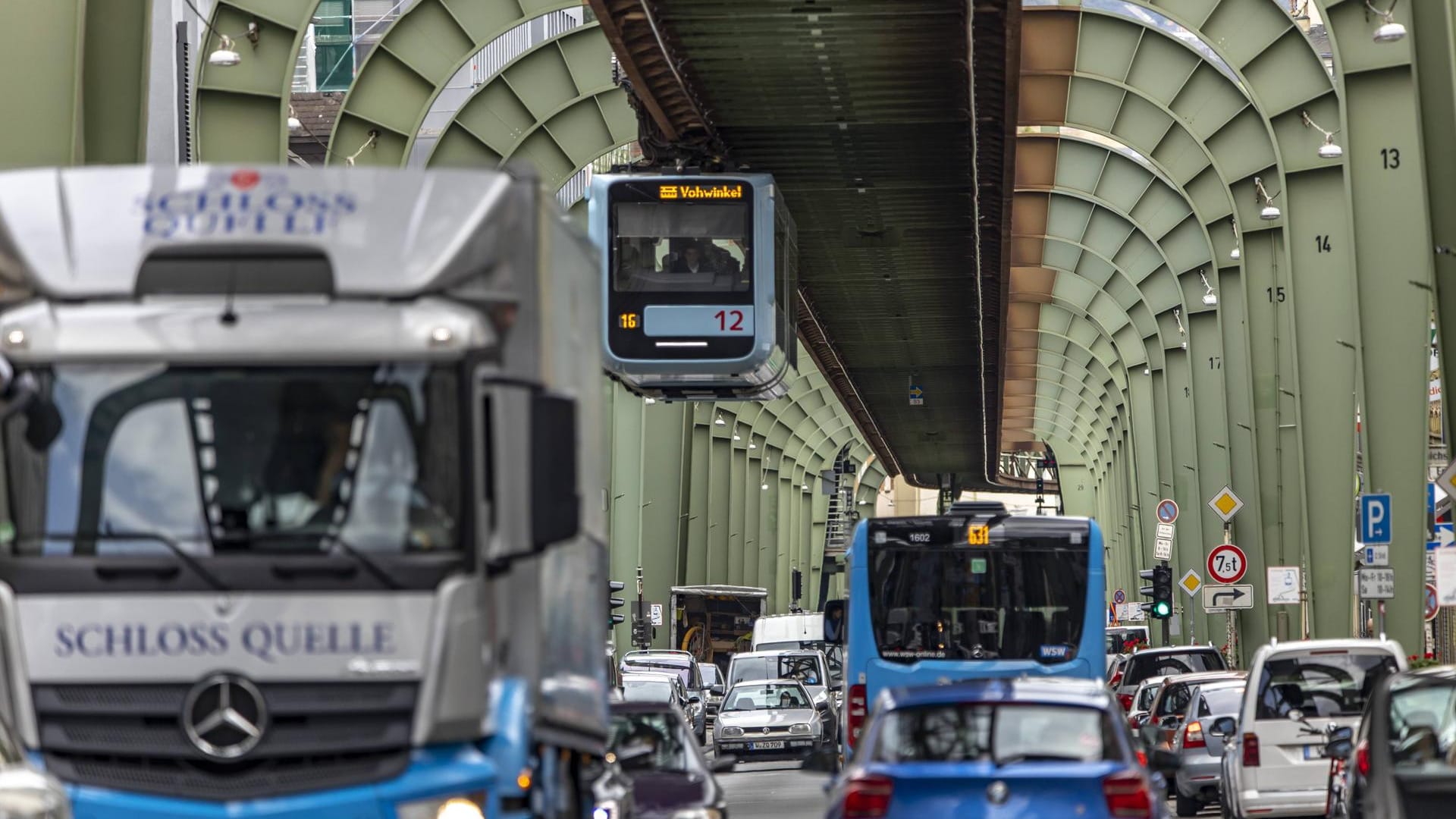 Stau auf der Kaiserstraße in Wuppertal: Am Wochenende müssen Autofahrer mit Staus rechnen. Stau auf der Kaiserstraße in Wuppertal: Am Wochenende müssen Autofahrer mit Staus rechnen.