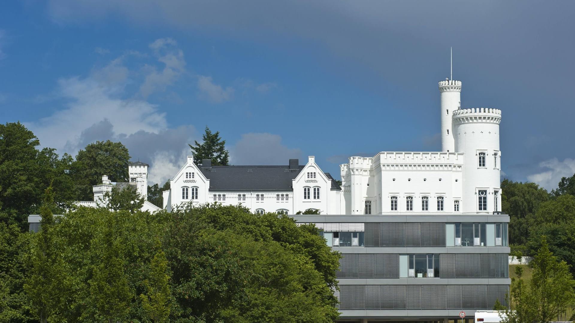 Blomenburg mit Kavaliershaus, Jagdschloss und Technologiezentrum: Die Burganlage sollte man in jedem Fall gesehen haben.