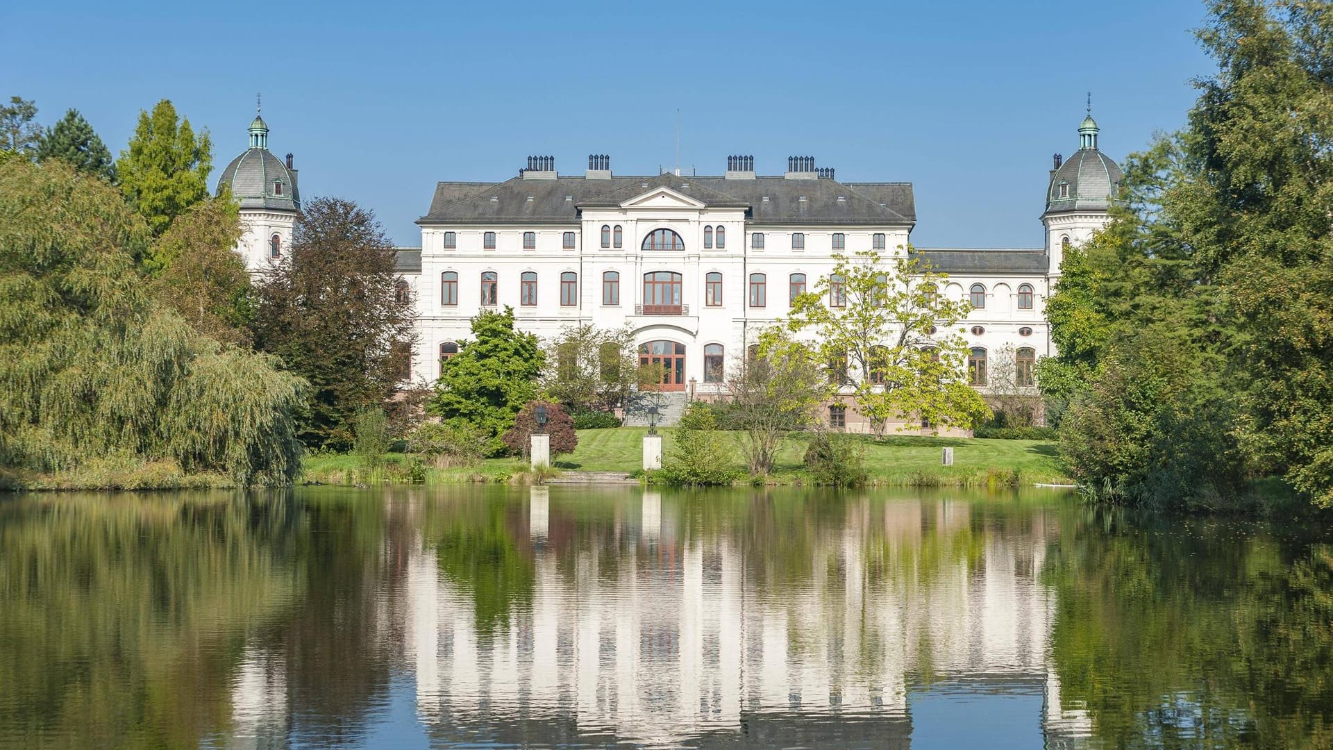 Gut Salzau: Das beeindruckende Schloss liegt an einer schönen Teichanlage.