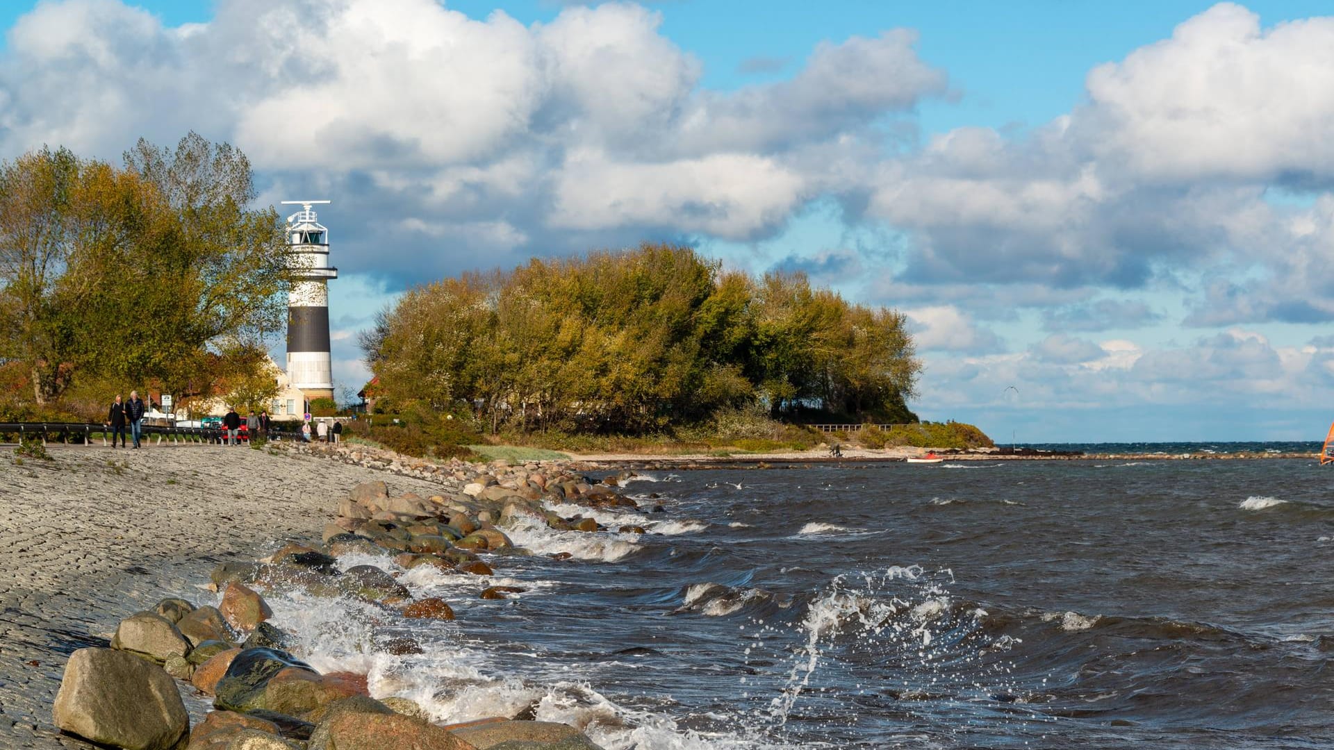 Wanderweg an der Kieler Förde: Im Hintergrund sieht man den Bülker Leuchtturm.