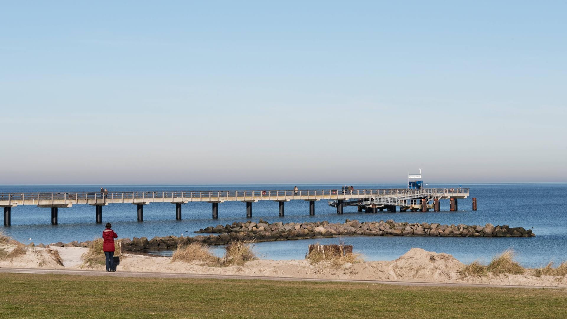 Der Steg am Schönberger Strand: Schönberg ist etwa 20 Kilometer entfernt von Kiel.