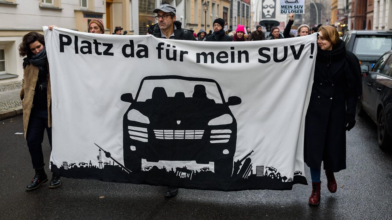 Demo gegen SUV im Februar in Berlin: Platzbedarf und Verbrauch der Autos stehen in der Kritik.