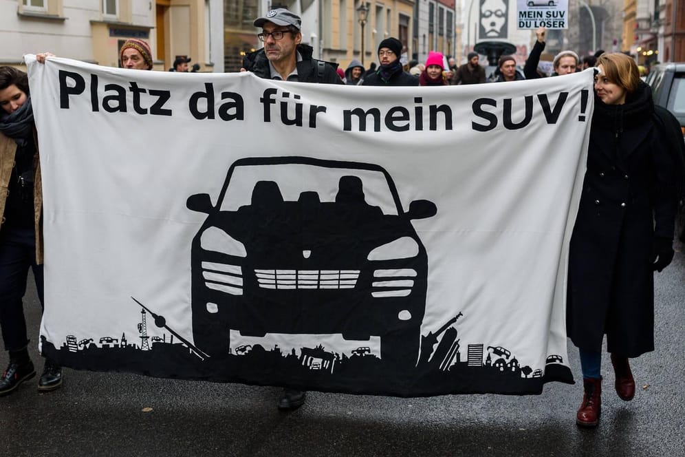 Demo gegen SUV im Februar in Berlin: Platzbedarf und Verbrauch der Autos stehen in der Kritik.
