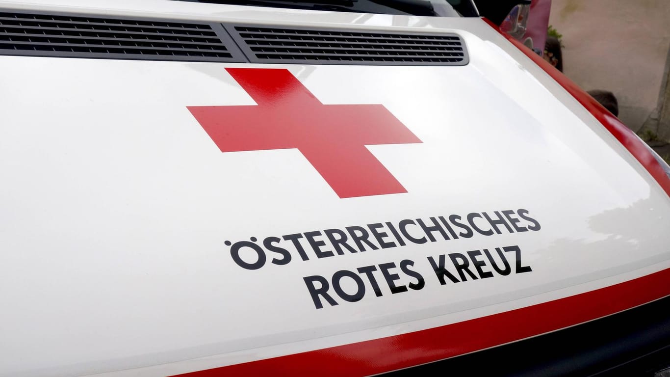Ein österreichischer Rettungswagen: Für den 21-jährigen Gleitschirmflieger kam jede Hilfe zu spät.