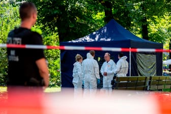 Der Tatort in Berlin: Beamte der Spurensicherung sichern in einem Faltpavillon Spuren.