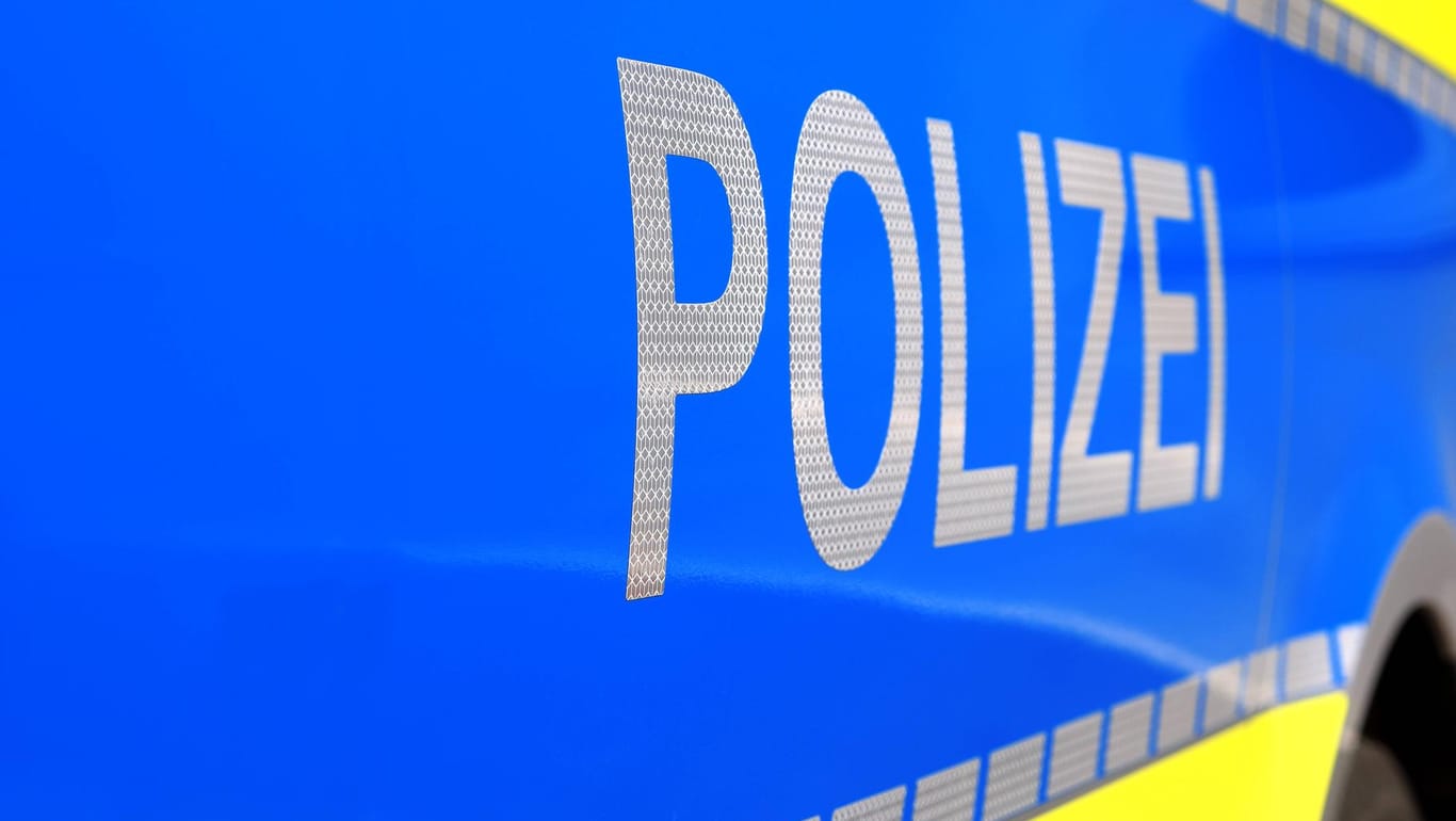 Ein Polizeiwagen: In Offenburg haben Beamte eine Leiche in einem Zelt gefunden.