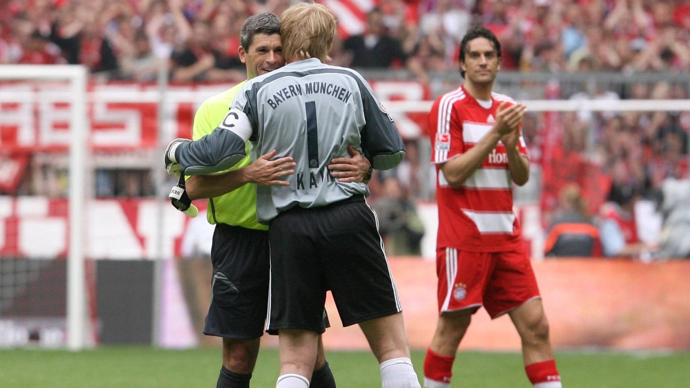 Emotionaler Moment: Merk mit Bayern-Torhüter Oliver Kahn am 17. Mai 2008 – der 34. Spieltag war das letzte Bundesligaspiel der beiden.