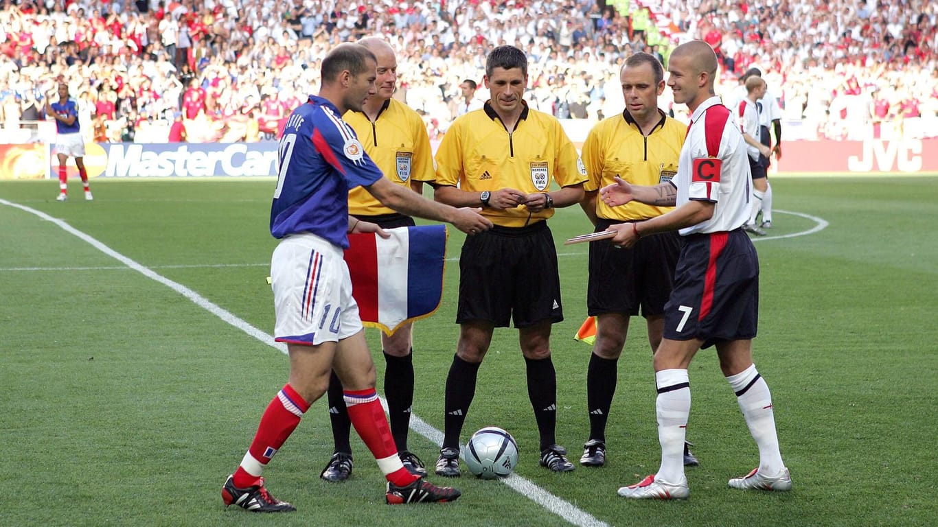 International geschätzt: Merk (M.) vor dem EM-Gruppenspiel 2004 zwischen Zidanes (li.) Franzosen und Beckhams (r.) Engländern.