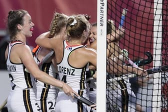 Die deutschen Hockey-Damen feiern nach dem Sieg gegen Spanien den EM-Finaleinzug.