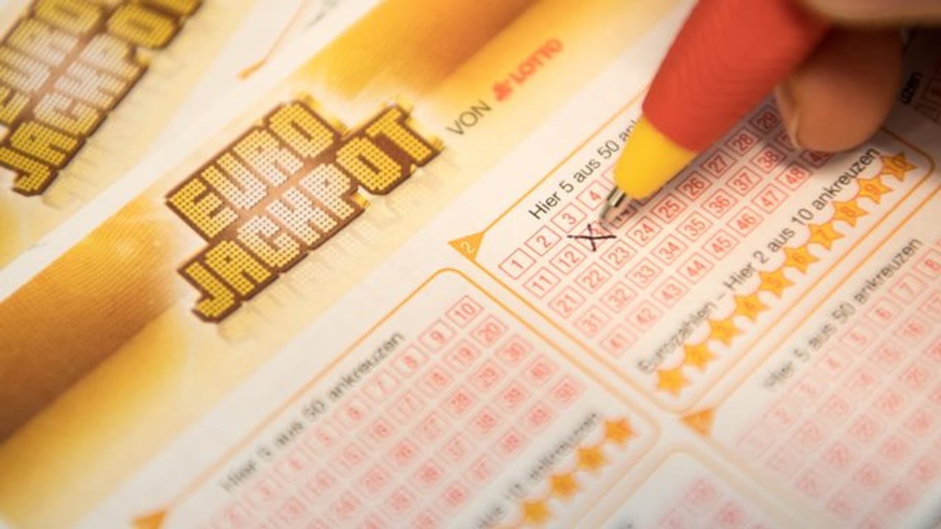 Eine Kundin füllt einen Eurojackpot-Lotterie-Schein aus.