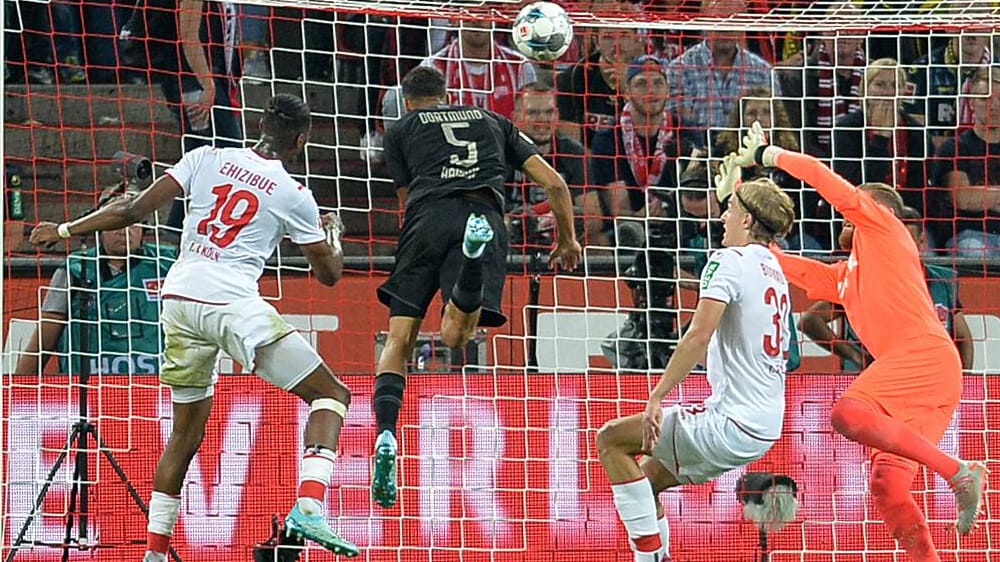 Schneller als drei Kölner: Achraf Hakimi (Nr. 5) bei seinem Kopfball zum zwischenzeitlichen 2:1 für Dortmund.