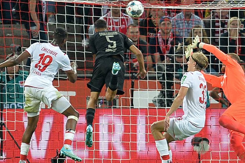 Schneller als drei Kölner: Achraf Hakimi (Nr. 5) bei seinem Kopfball zum zwischenzeitlichen 2:1 für Dortmund.