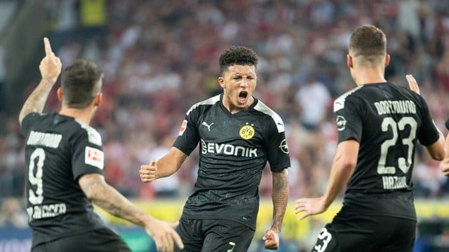 BVB-Youngster Jadon Sancho (M) leitete mit seinem Tor in Köln die Wende ein. BVB-Youngster Jadon Sancho (M) leitete mit seinem Tor in Köln die Wende ein.