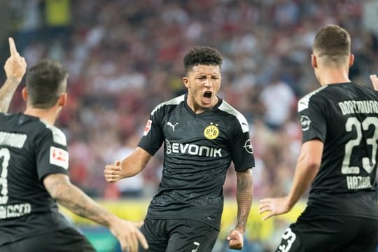 BVB-Youngster Jadon Sancho (M) leitete mit seinem Tor in Köln die Wende ein.