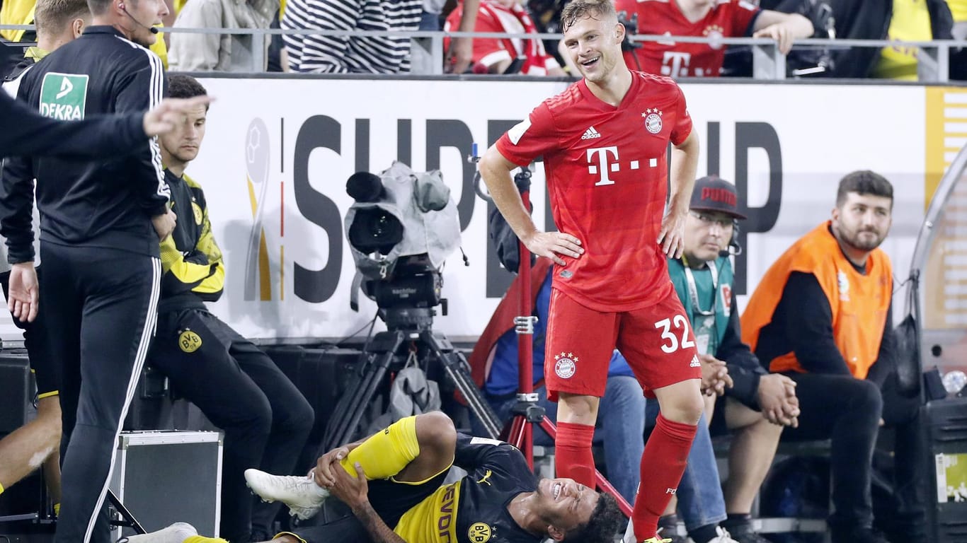 Strittige Szene: Das Foul von Bayerns Joshua Kimmich (r.) an Dortmunds Jadon Sancho im Supercup.