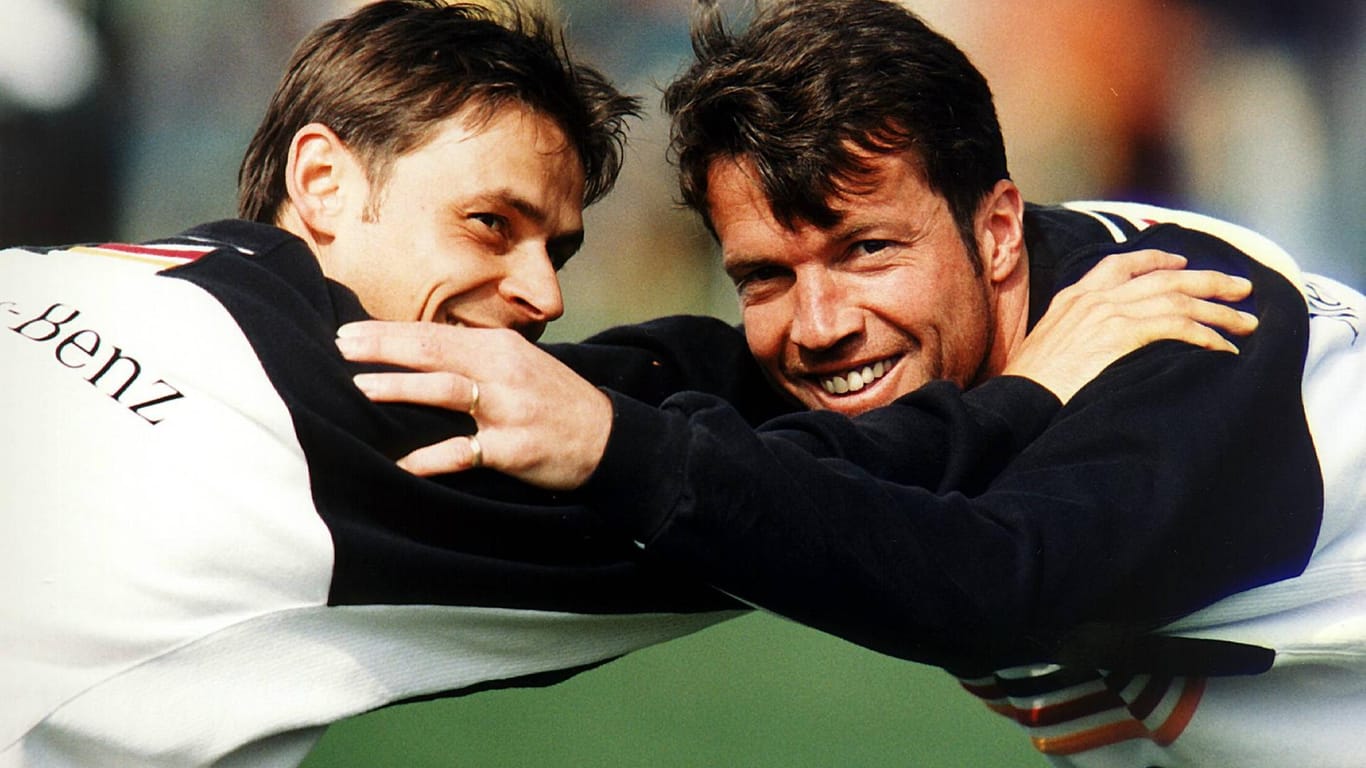 Olaf Thon (.l) und Lothar Matthäus wurden mit der deutschen Nationalmannschaft 1990 gemeinsam Weltmeister.