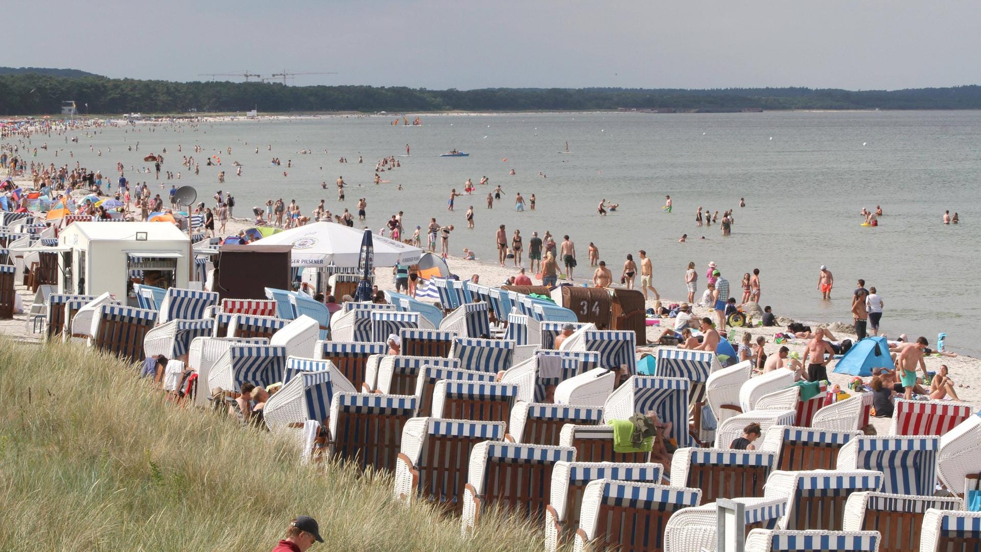 Der Strand von Binz auf der Insel Rügen: Hier wurde ein Schwimmer von einem Motorboot erfasst und erlitt dabei tödliche Verletzungen.