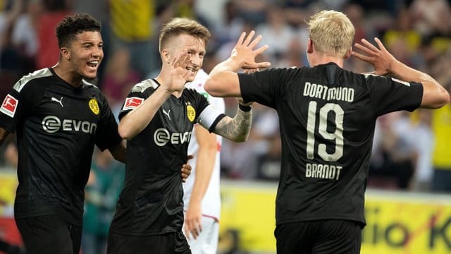 Dortmunds Jadon Sancho (l-r), Marco Reus und Julian Brandt feiern das Tor zum 2:1. Dortmunds Jadon Sancho (l-r), Marco Reus und Julian Brandt feiern das Tor zum 2:1.