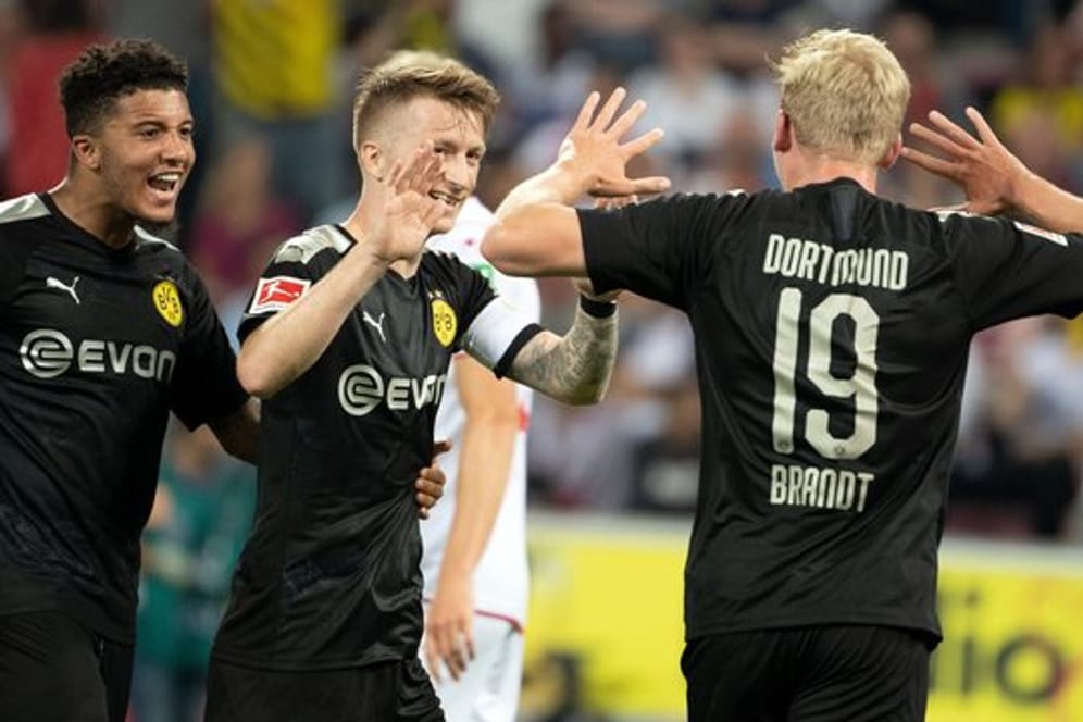 Dortmunds Jadon Sancho (l-r), Marco Reus und Julian Brandt feiern das Tor zum 2:1.