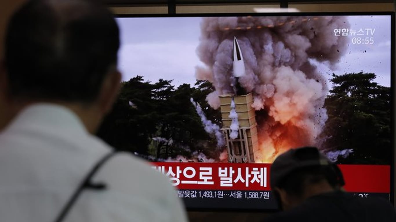 Der Raketentest wird im nordkoreanischen Fernsehen übertragen.