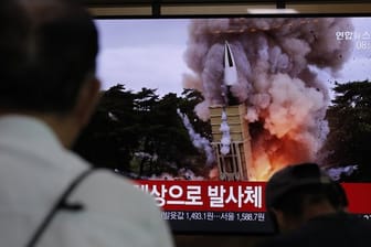 Der Raketentest wird im nordkoreanischen Fernsehen übertragen.