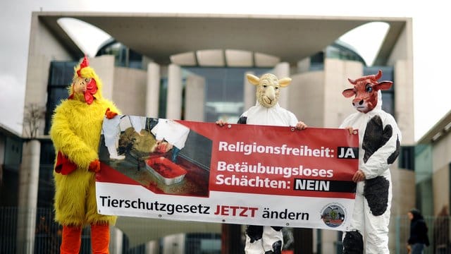 Verkleidete Aktivisten protestieren vor dem Kanzleramt gegen das betäubungslose Schächten (Archivbild). Verkleidete Aktivisten protestieren vor dem Kanzleramt gegen das betäubungslose Schächten (Archivbild).