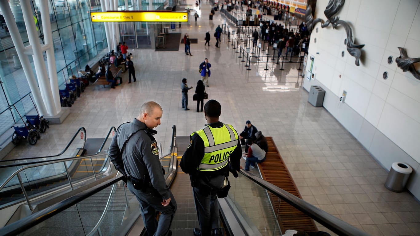 Einsatzkräfte der Maryland Transportation Authority Police: Auf dem Baltimore-Washington International Airport hielten Zollbeamte drei Flaschen Honig für Drogen.