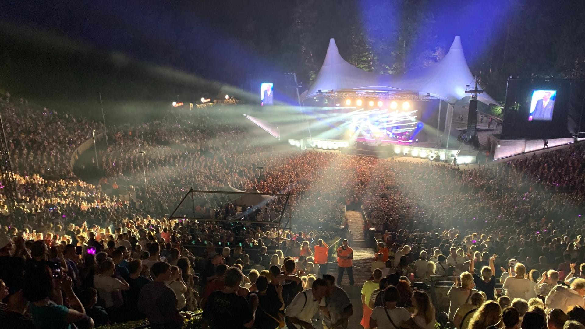 Die ausverkaufte Waldbühne: Roland Kaiser vor 22.000 Zuschauern.