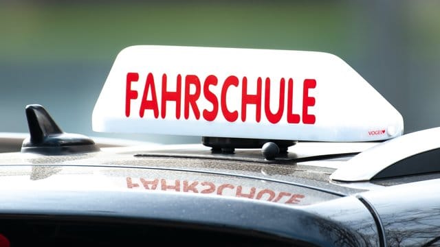 Wer bisher seine Führerscheinprüfung mit einem Automatik-Auto macht, darf kein Auto mit einer manuellen Schaltung fahren. Wer bisher seine Führerscheinprüfung mit einem Automatik-Auto macht, darf kein Auto mit einer manuellen Schaltung fahren.