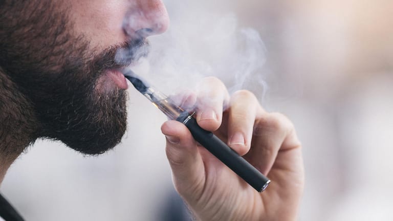 Mann mit E-Zigarette: Die sogenannten elektronischen Verdampfer enthalten neben Nikotin auch metallhaltige Schwebestoffe.