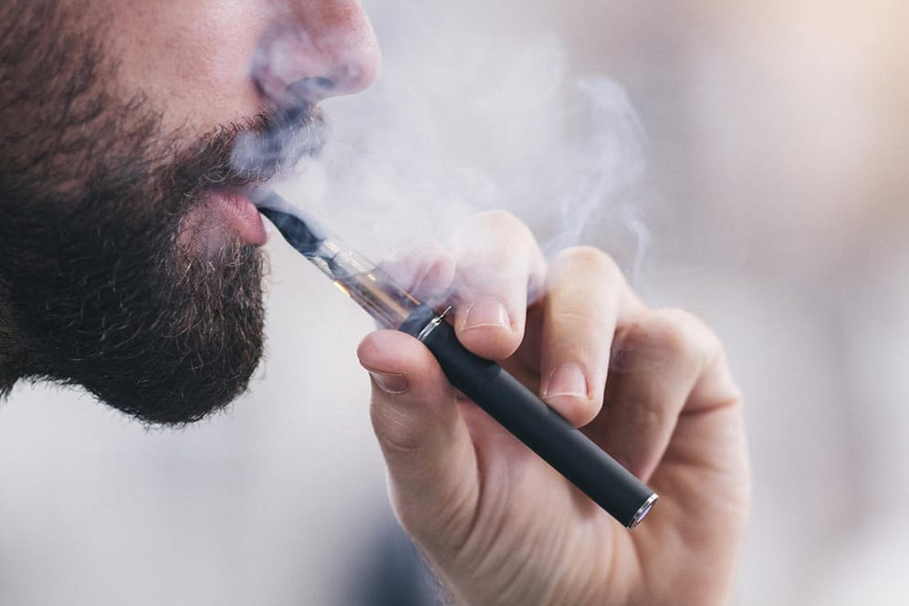 Mann mit E-Zigarette: Die sogenannten elektronischen Verdampfer enthalten neben Nikotin auch metallhaltige Schwebestoffe.