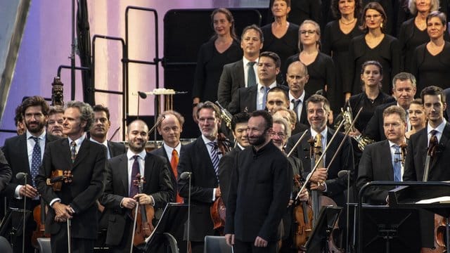 Kirill Petrenko begeistert mit den Berliner Philharmonikern auch am Brandenburger Tor. Kirill Petrenko begeistert mit den Berliner Philharmonikern auch am Brandenburger Tor.
