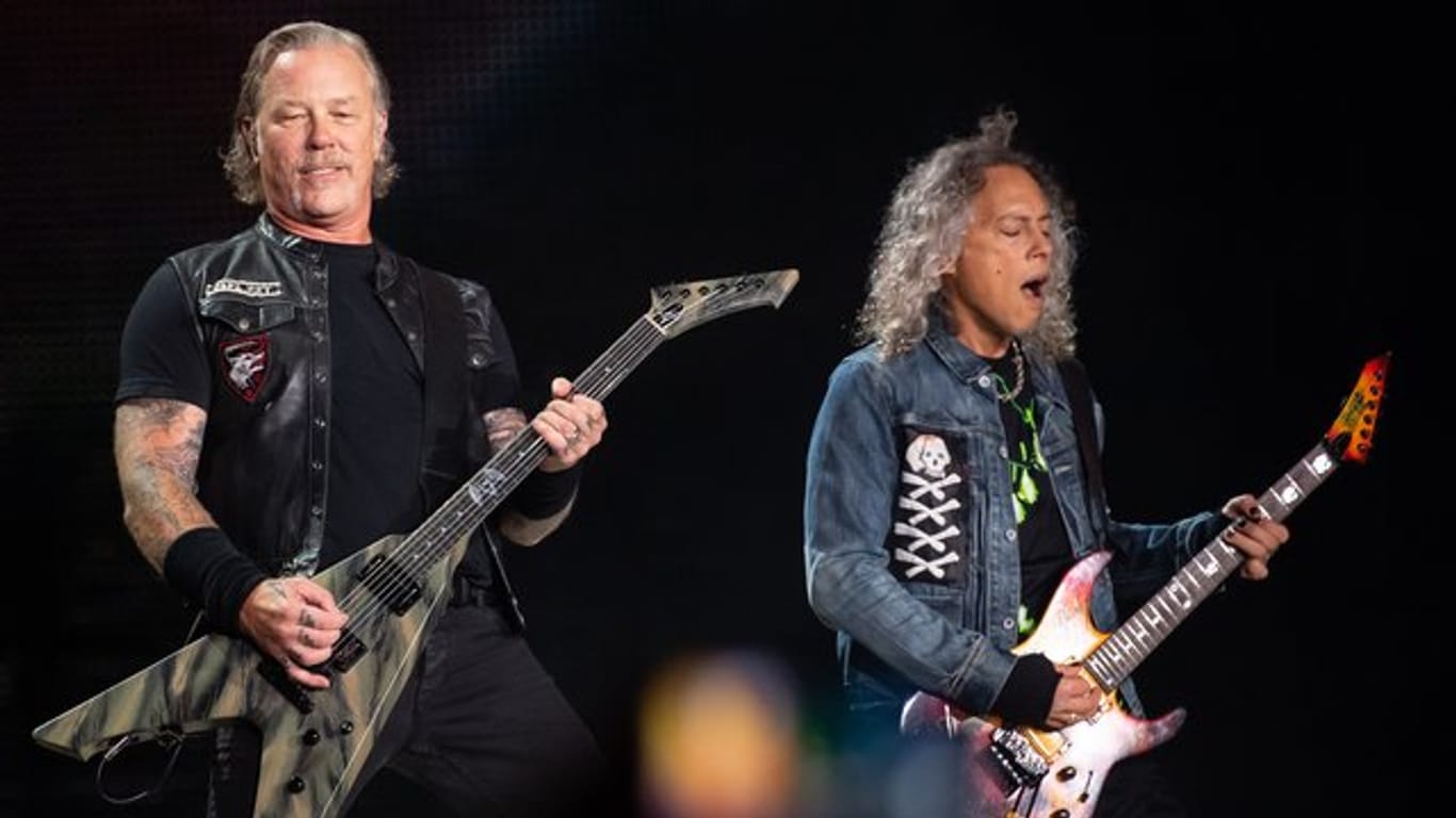 James Hetfield (l), Frontsänger der US-Metal-Band Metallica, und Kirk Hammett, Gitarrist, spielen im Olympiastadion Seite an Seite.