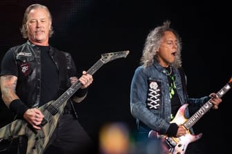James Hetfield (l), Frontsänger der US-Metal-Band Metallica, und Kirk Hammett, Gitarrist, spielen im Olympiastadion Seite an Seite.