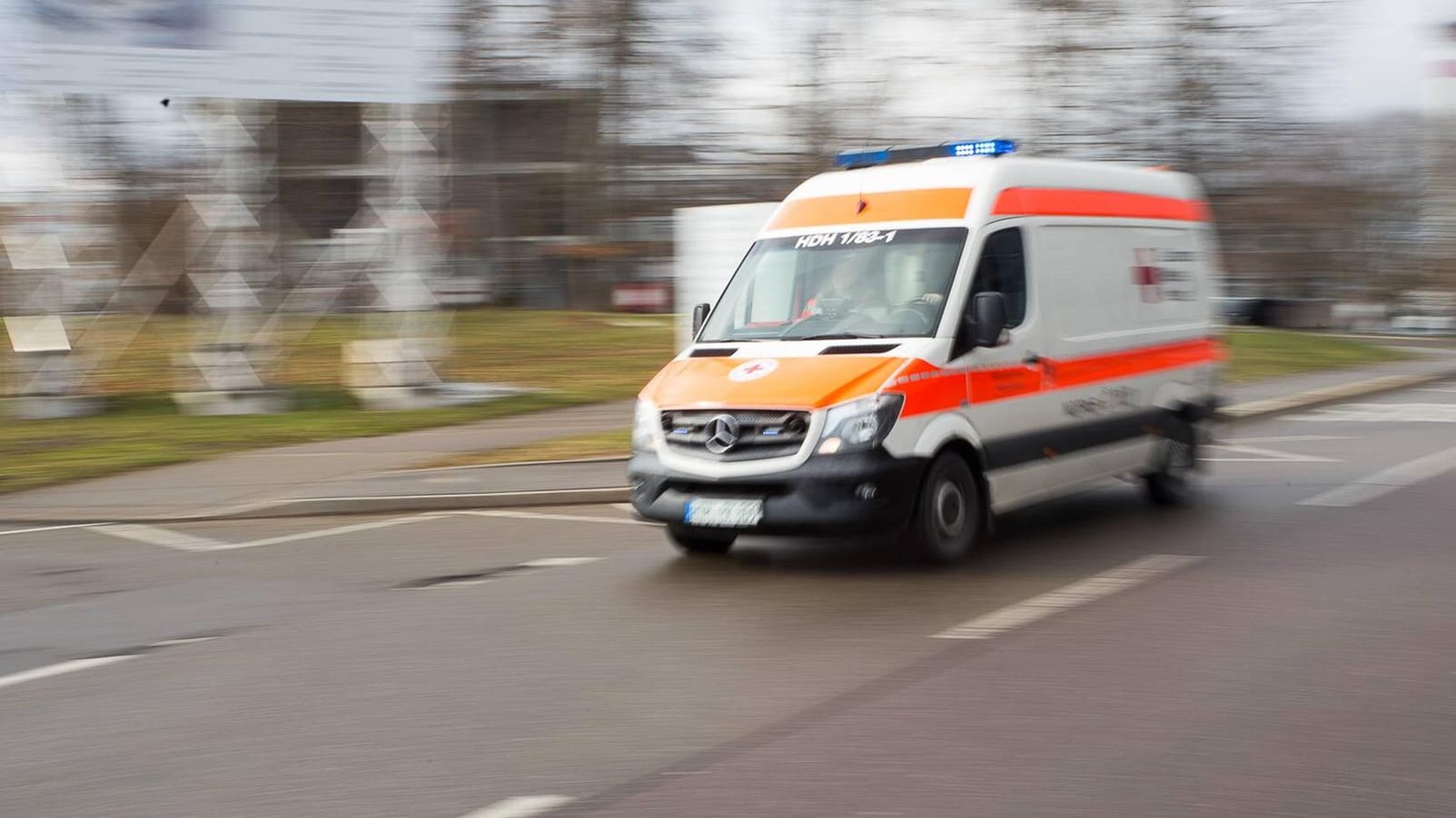 Rettungswagen im Einsatz (Symbolbild): Derzeit ist unklar, warum der Mann von der Fahrbahn abgekommen ist. Rettungswagen im Einsatz (Symbolbild): Derzeit ist unklar, warum der Mann von der Fahrbahn abgekommen ist.