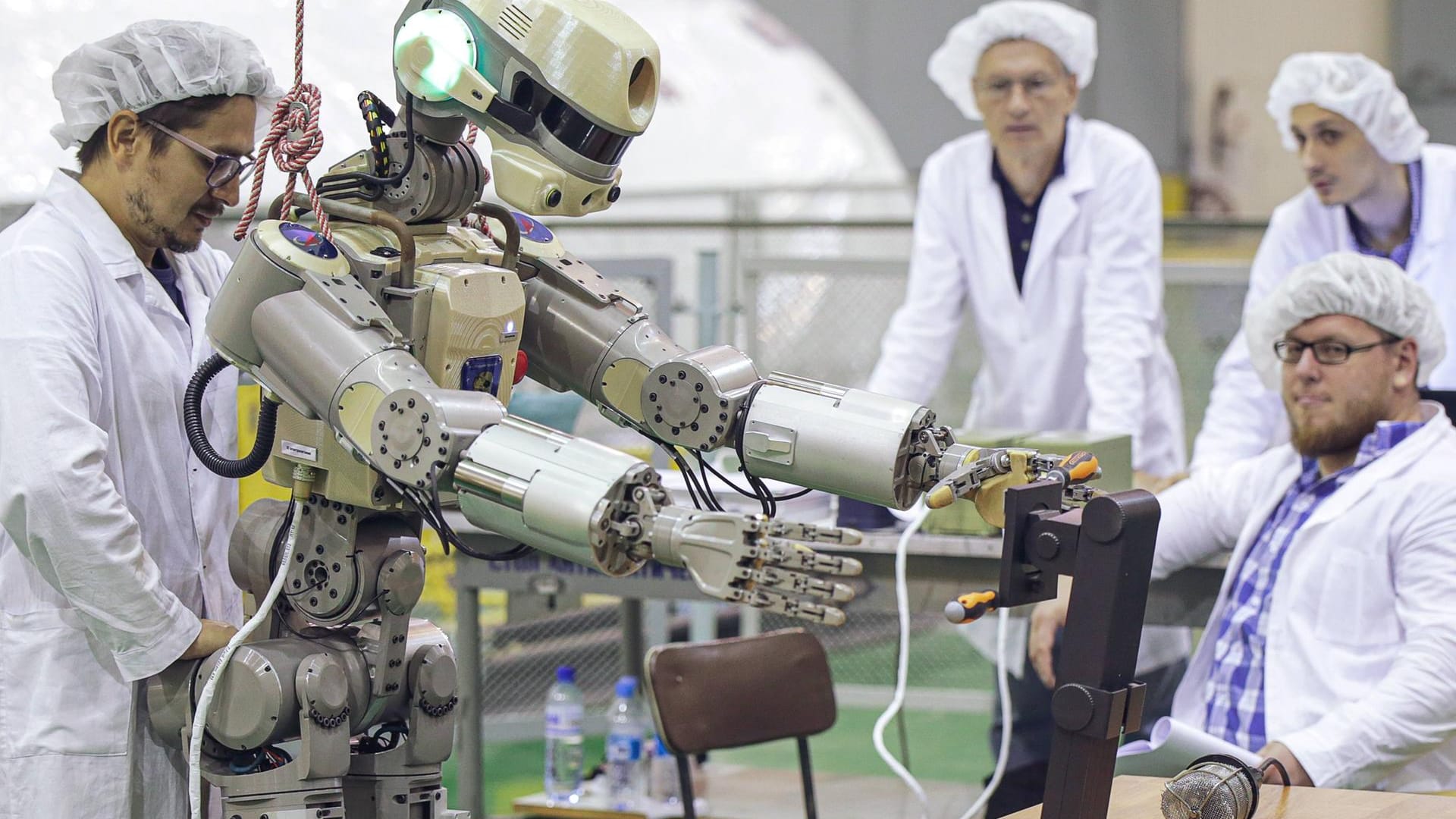 Der Roboter Fedor wird für den Start ins All vorbeireitet.