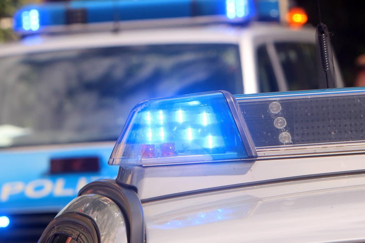 Einsatzwagen der Polizei: Ein 13-Jähriger hat sich eine Verfolgungsjagd mit Beamten geliefert.