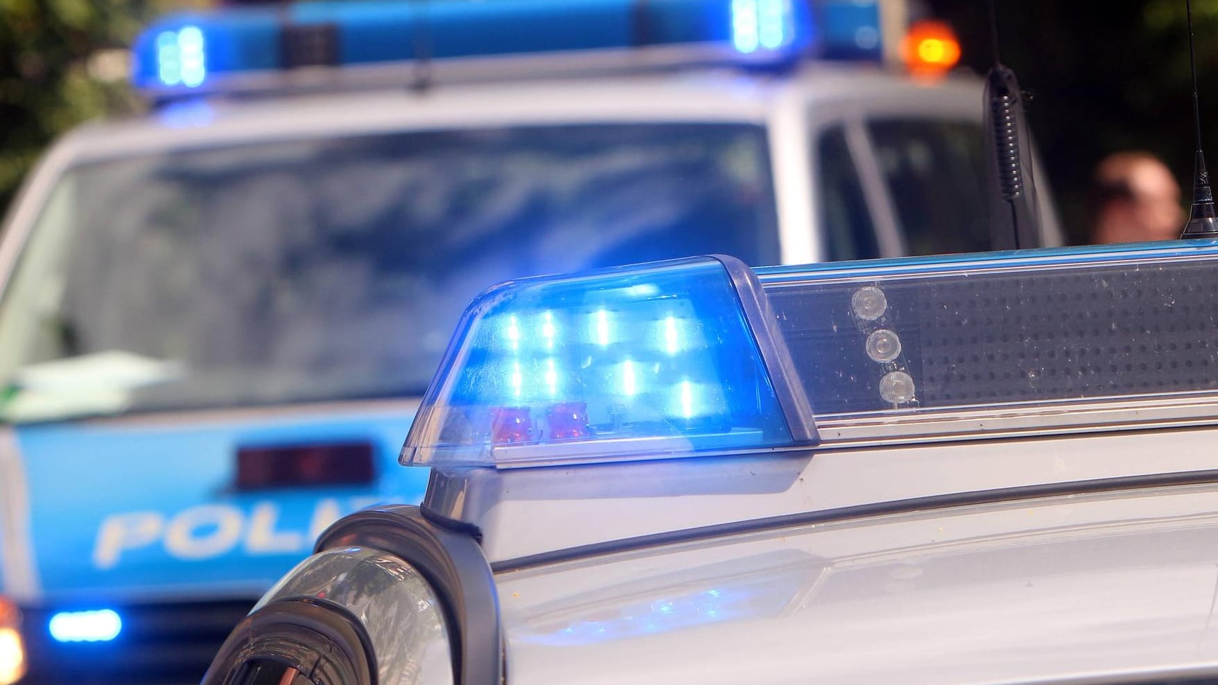 Einsatzwagen der Polizei: Ein 13-Jähriger hat sich eine Verfolgungsjagd mit Beamten geliefert. Einsatzwagen der Polizei: Ein 13-Jähriger hat sich eine Verfolgungsjagd mit Beamten geliefert.