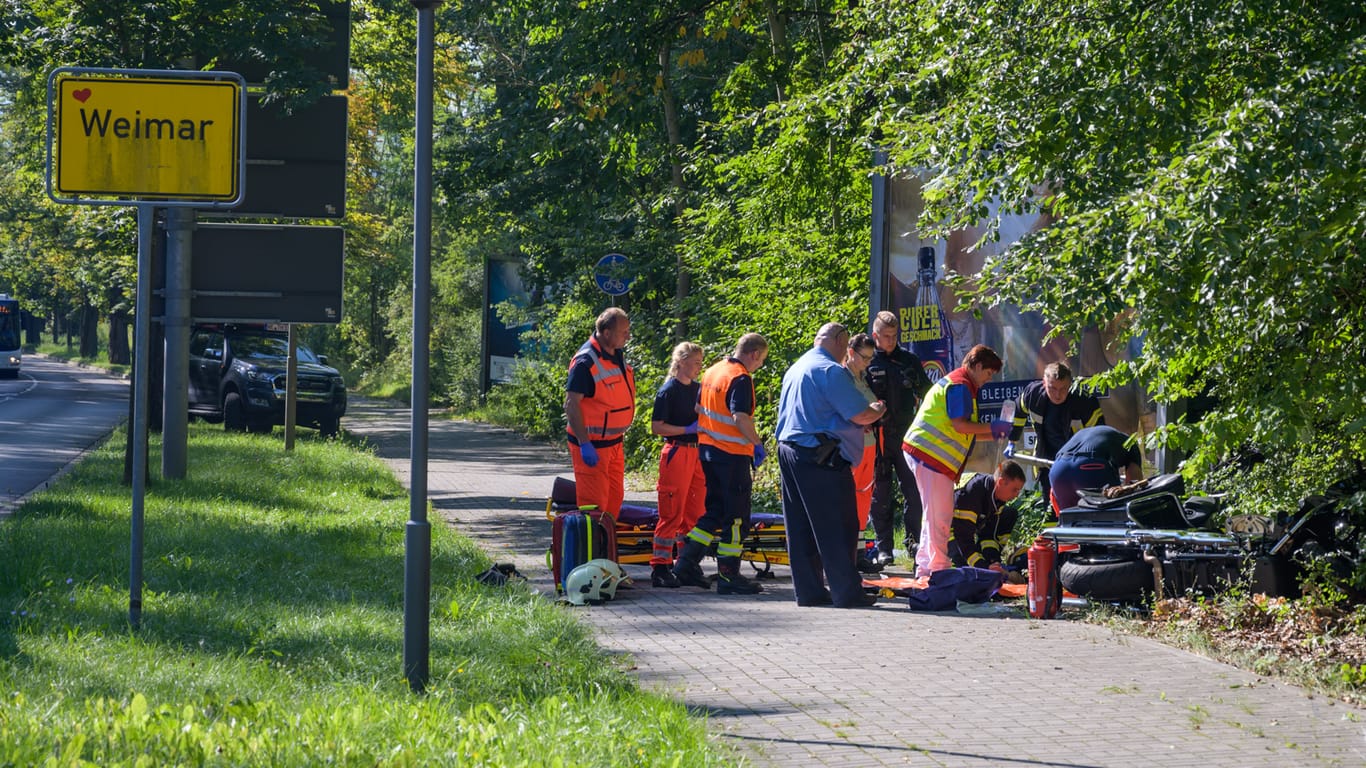 Die Unfallstelle in Weimar: Rettungskräfte bemühen sich um den verletzten Schauspieler Dominique Horwitz.