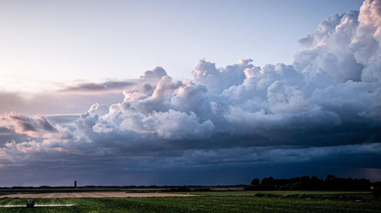 Am Sommerhimmel braut sich etwas zusammen: Das sommerliche Wetter bleibt vorerst – doch gesellen sich Schauer und teils starke Gewitter dazu.