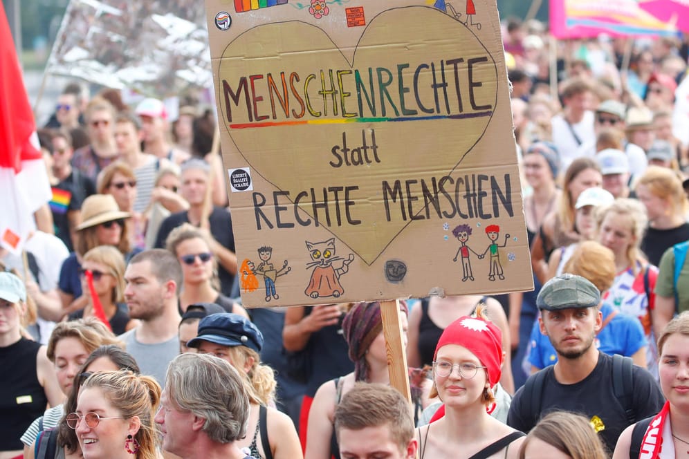 Unteilbar: Unter diesem Motto zogen Tausende Menschen durch Dresden. Vor den Landtagswahlen wollten sie ein Zeichen gegen Rechts setzen.