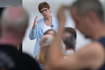 AKK in Weißwasser: Die CDU-Chefin und Verteidigungsministerin befürwortet die Idee einer Sonderwirtschaftszone in der Lausitz.