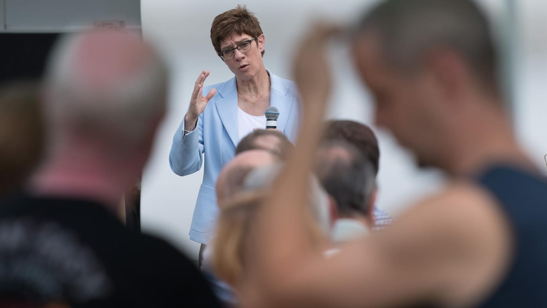 AKK in Weißwasser: Die CDU-Chefin und Verteidigungsministerin befürwortet die Idee einer Sonderwirtschaftszone in der Lausitz.