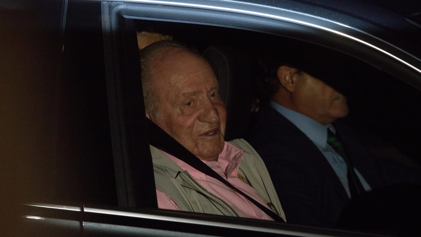 Spaniens König Juan Carlos bei seiner Ankunft in der Klinik am Freitag.
