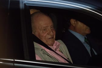 Spaniens König Juan Carlos bei seiner Ankunft in der Klinik am Freitag.