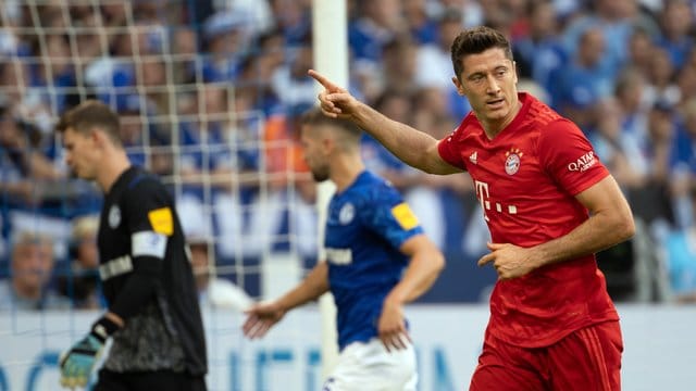 Derzeit nicht zu stoppen: Bayerns Lewandowski erzielt drei Tore gegen den FC Schalke 04.