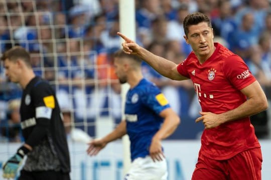 Derzeit nicht zu stoppen: Bayerns Lewandowski erzielt drei Tore gegen den FC Schalke 04.