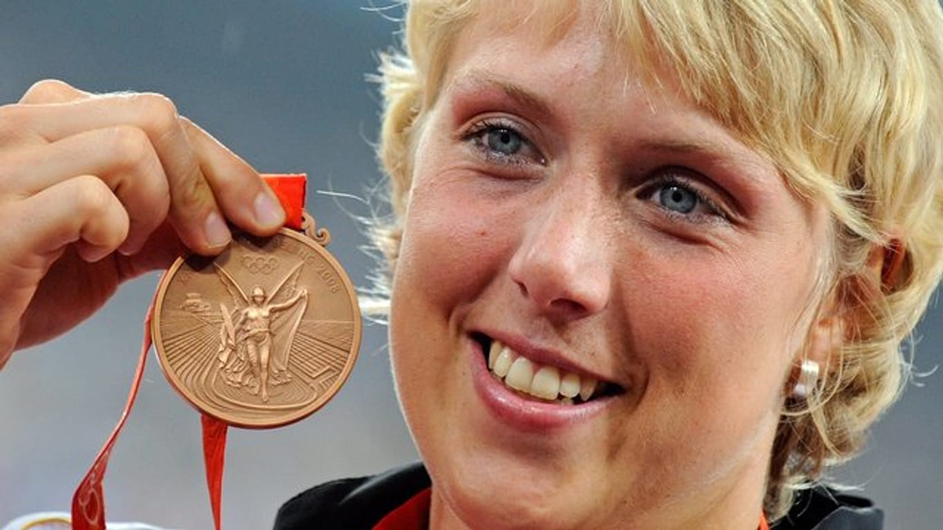 Christina Obergföll, hier mit der Bronze-Medaille, erhält nachträglich Olympia-Silber.