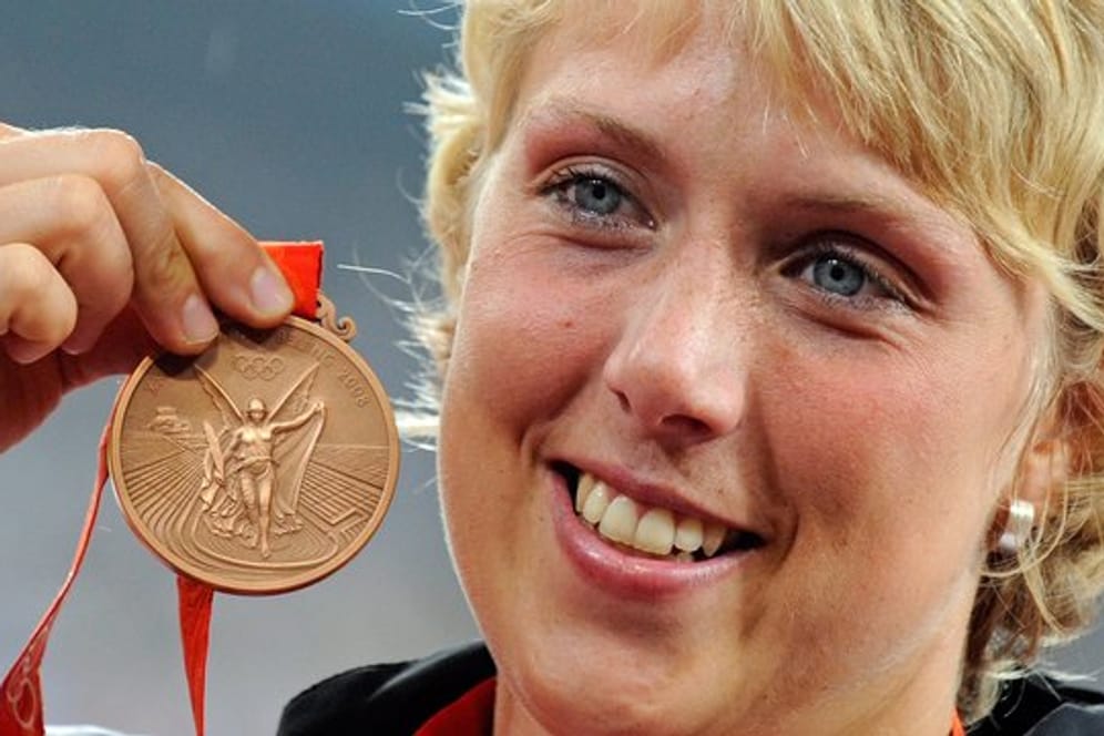 Christina Obergföll, hier mit der Bronze-Medaille, erhält nachträglich Olympia-Silber.